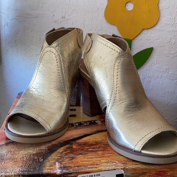 New with box…Bella Vita Gold Leather block heel sandals Size 5-51/2 - Picture 5 of 6